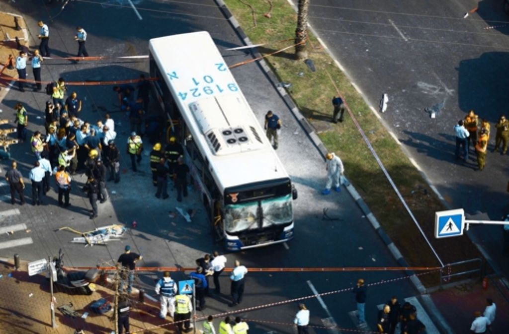 Mehr als 20 Menschen sind beim Anschlag auf einen Linienbus zum Teil schwer verletzt worden.