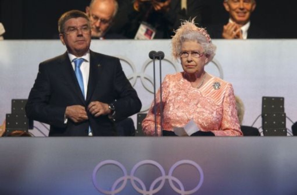 Juli: Ein Event jagt das nächste - Ende Juli eröffnet Queen Elizabeth in London die Olympischen Spiele. Die Monarchin zeigt, dass sie Spaß versteht und sorgt für einen Paukenschlag, als sie an der Seite von "007" Daniel Craig erstmals in einem Film schauspielerte - als ältestes, aber auch coolstes "Bond-Girl" aller Zeiten.