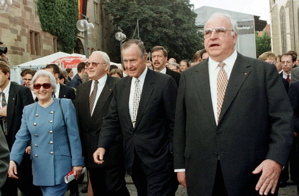 Im Ausland, wie etwa bei US-Präsident George Bush senior (Mitte), genoss Kohl hohes Ansehen. Mit im Bild: Der damalige Bundespräsident Roman Herzog (zweiter von links).