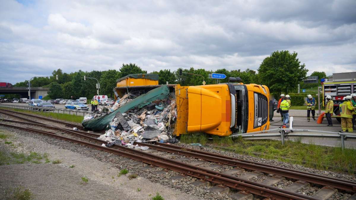 B 465 und Teckbahn  bei Dettingen gesperrt: Lastwagen kippt um und blockiert B 465 und Gleise