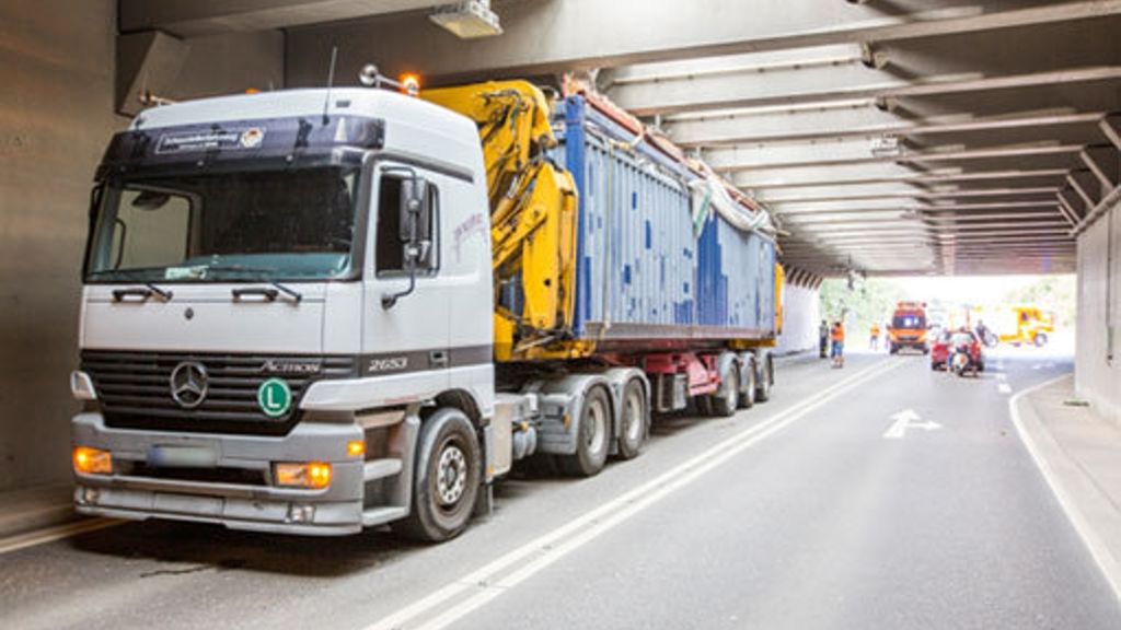 B27 in Stuttgart-Stammheim: Lkw bleibt in Tunnel stecken