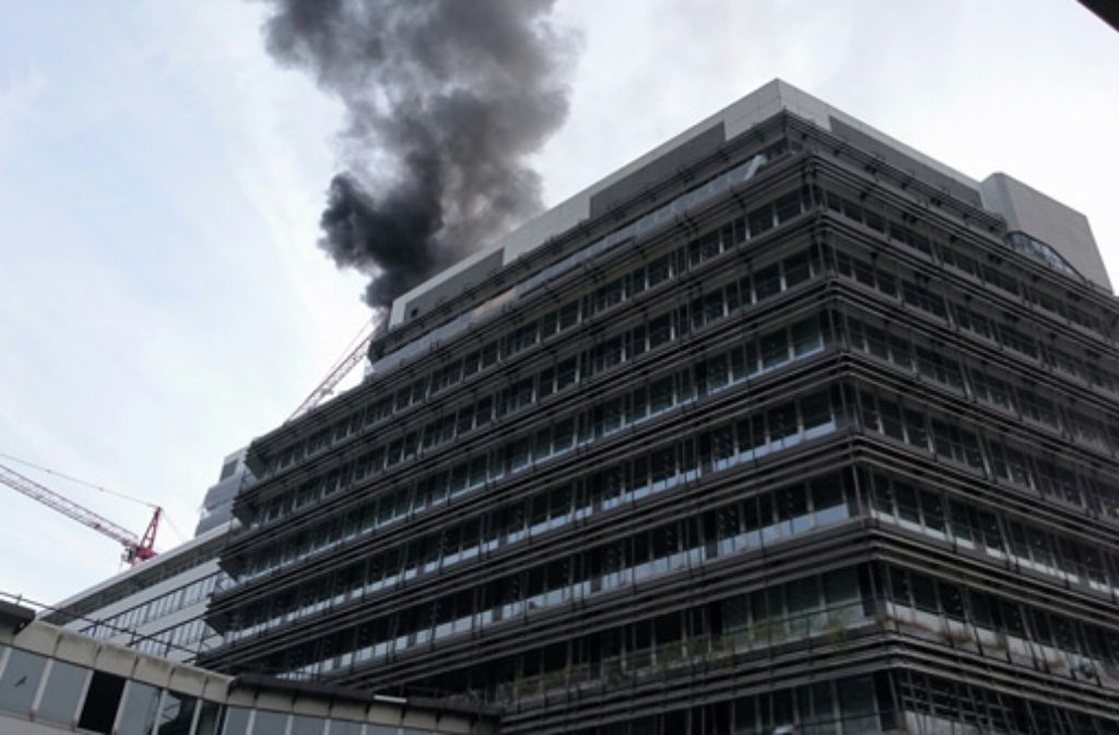 Eine Rauchsäule steigt über einem Gebäude auf dem Daimler-Gelände in Bad Cannstatt auf.