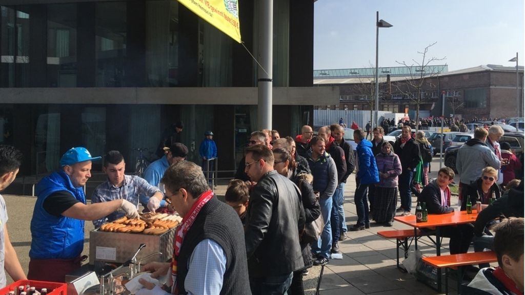 Flüchtlinge grillen für VfB-Fans: Wurst, Bier und VfB Stuttgart