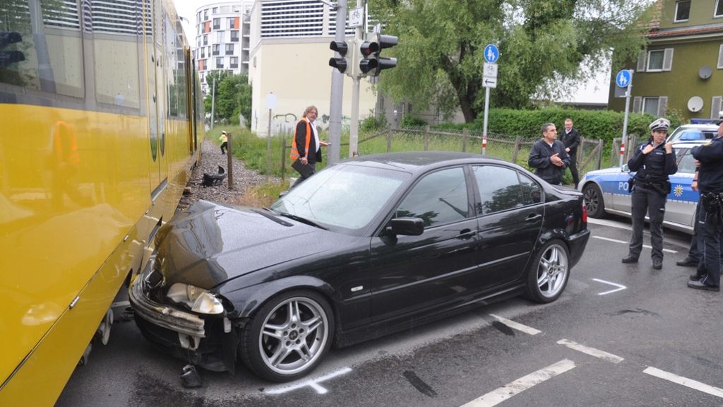 Unfall in Stuttgart-Möhringen: BMW kracht in Stadtbahn