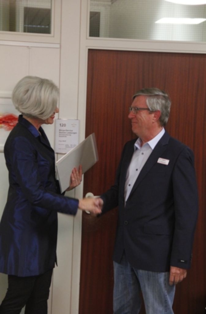 Die Ehrennadel des Landes Baden-Württemberg überreichte die Bezirksvorsteherin Ulrike Zich dem langjährigen Vorstand des TSV Weilimdorf Klaus Dettmer.