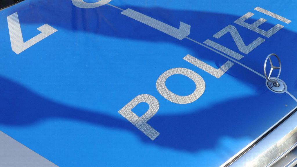 Stuttgart-Mitte: 18-Jähriger stößt Passanten vor Polizeiauto