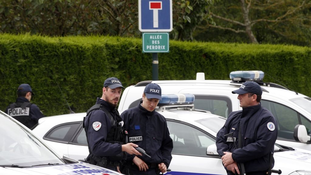 Zwei Tote bei Paris: Festnahmen nach Polizistenmord