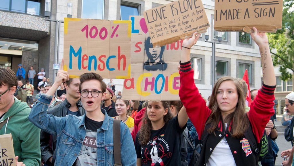 Newsblog zu Demos in Stuttgart: „Bus der Meinungsfreiheit“ hat Marktplatz verlassen