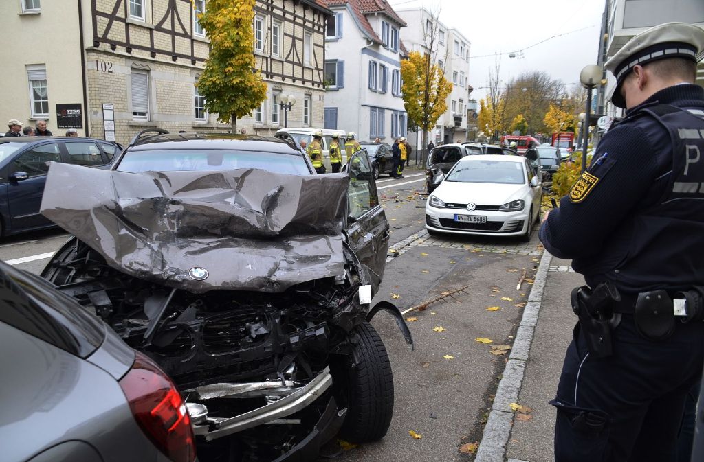 Am Montagvormittag fuhr gegen 9.30 Uhr ein 85-Jähriger mit seinem BMW SUV in der Cannstatter Straße in Richtung Stuttgart.
