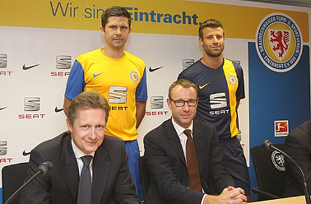 Der Deutsche Meister des Jahres 1967 ist zurück in der Bundesliga - und das mit neuem Hauptsponsor (Seat) und neuem Ausrüster (Nike): Dennis Kruppke (links hinten) und Marco Caligiuri (rechts hinten) präsentieren die neuen gelb-blauen Trikots von Aufsteiger Eintracht Braunschweig.