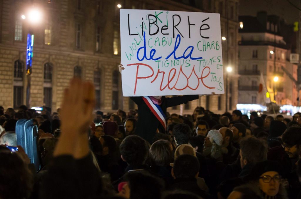 Mehr als 100.000 Menschen sind allein in Frankreichs Städten zusammengekommen, um sich zu solidarisieren und gemeinsam zu trauen.