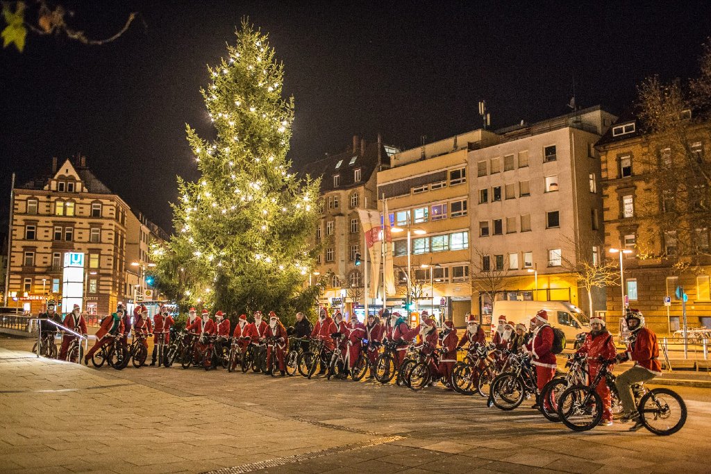 35 Nikoläuse radeln am Nikolaustag durch Stuttgart: Am 6. Dezember treffen sich Mitglieder der Downhill-Community am Stuttgarter Marienplatz, um als Nikoläuse verkleidet ganz entspannt durch die City zu fahren. Die gemütliche Ausfahrt endet beim Hans-im-Glück Brunnen, wo dann die große Nikolausparty gefeiert wird.