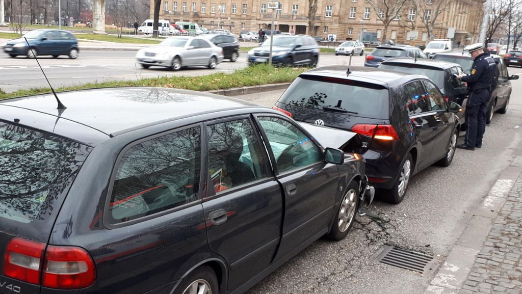 Stuttgart: Mehrere Autos krachen ineinander – neun Verletzte