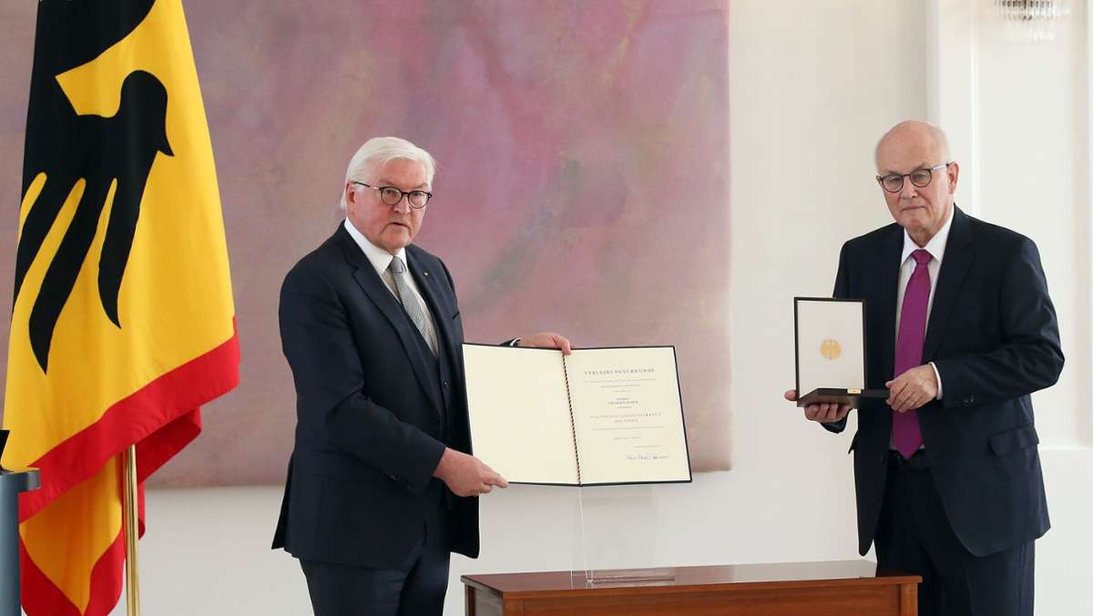 Frank-Walter Steinmeier würdigt CDU-Politiker: Volker Kauder erhält Bundesverdienstkreuz
