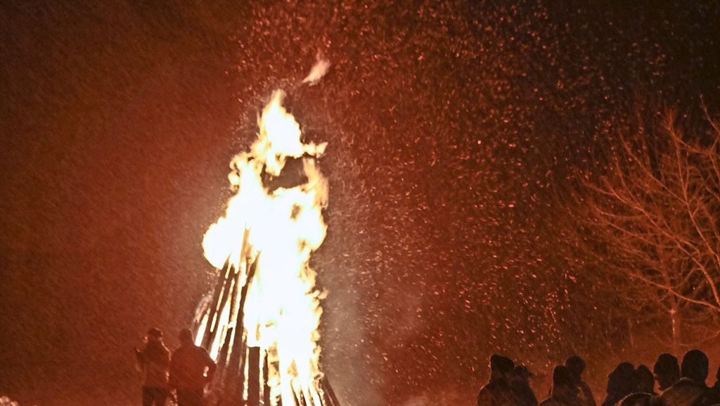 Freudenfeuer in Perouse: Ein Feuer  leuchtet für  Freiheit und Menschenrechte