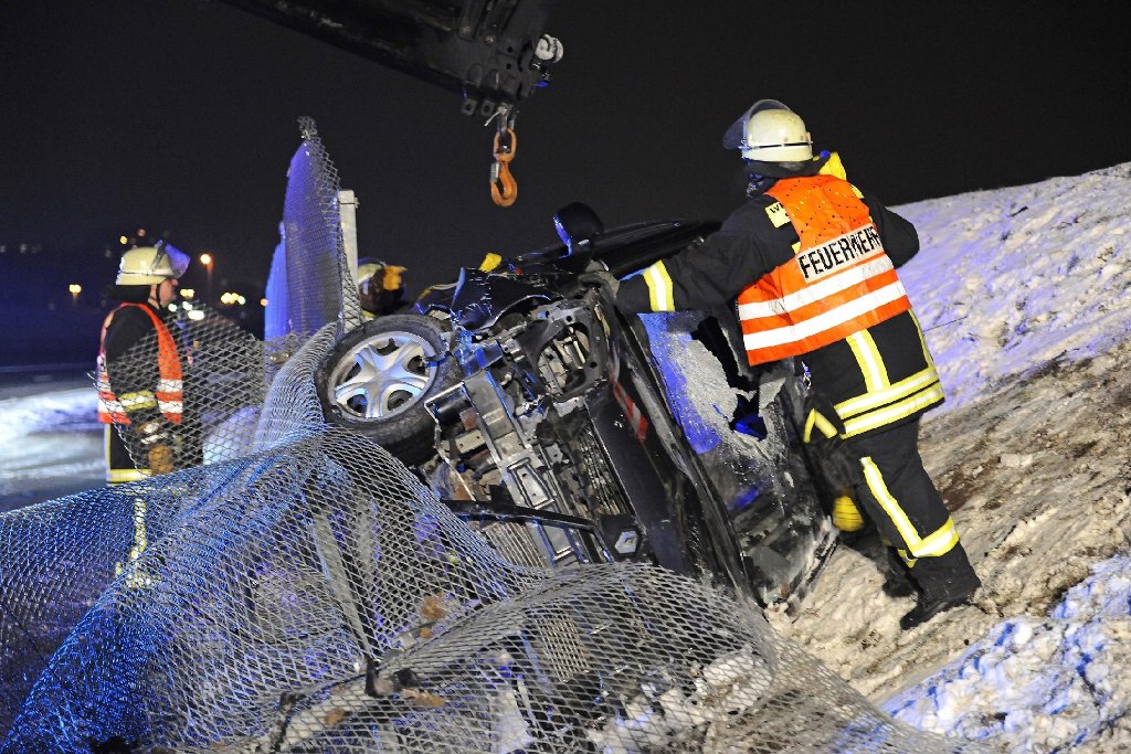 Die Fahrt eines 23-jährigen Renault-Fahrers endete am Samstagabend auf der L 1183 bei Sindelfingen in einem Zaun. Der 23-Jährige wurde schwer verletzt.