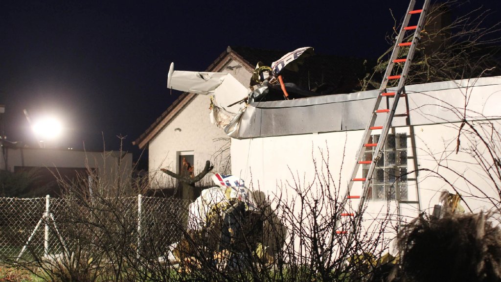 Rechberghausen: Sportflugzeug stürzt in Garage - zwei Menschen sterben