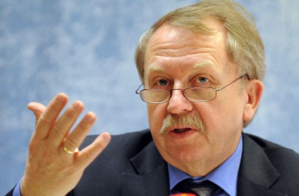 Helmut Rau dagegen wechselt das Amt und wird neuer Staatsminister.