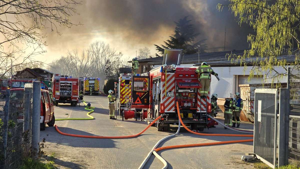 Feuer im Rhein-Neckar-Kreis: Lagerhalle nahe Hockenheim steht  in Flammen