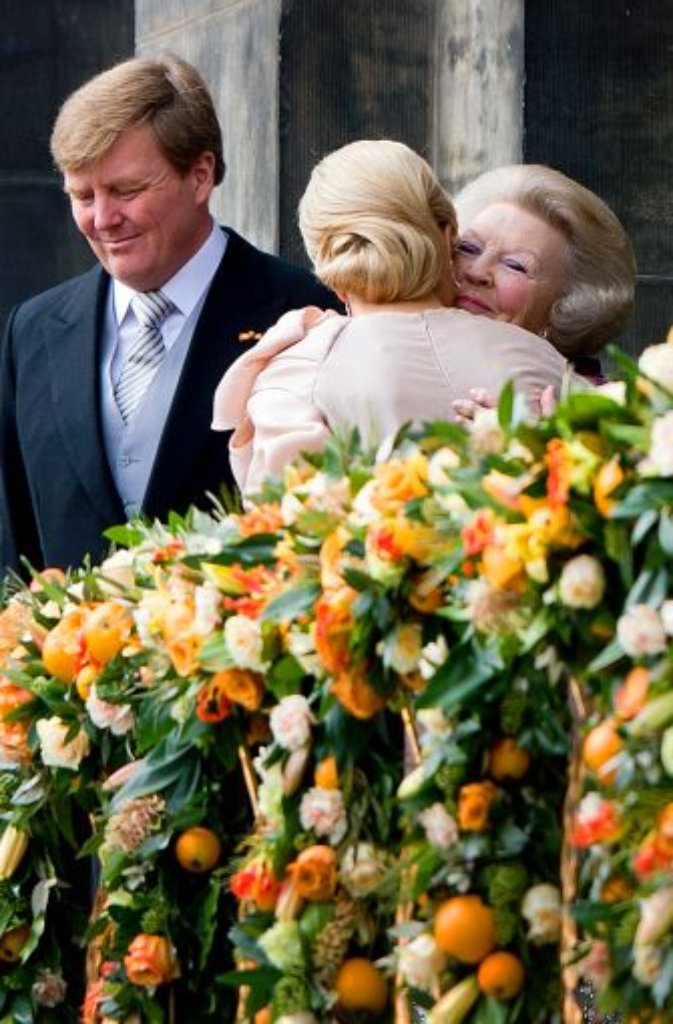 Eine Umarmung von der Schwiegermutter: Máxima, Beatrix und Willem-Alexander