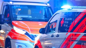 Unfall in Neckartenzlingen: 16-Jähriger stürzt mit Leichtkraftrad gegen Auto – schwer verletzt