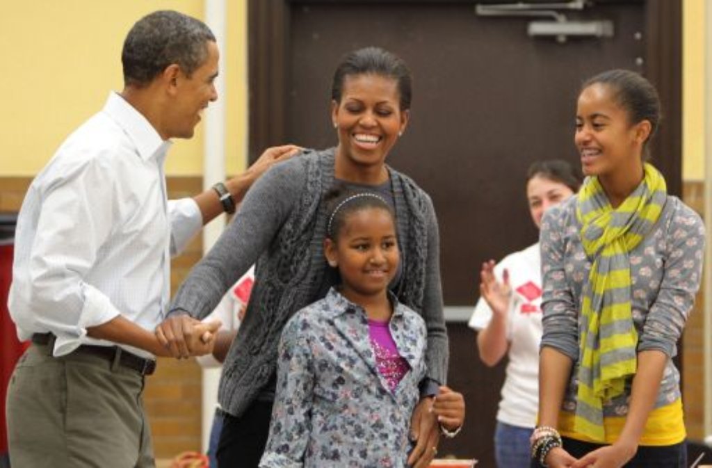 Happy Birthday, Michelle! Die First Lady feiert am 17. Januar 2011 ihren 47. Geburtstag. Sasha (vorne) und Malia (rechts)