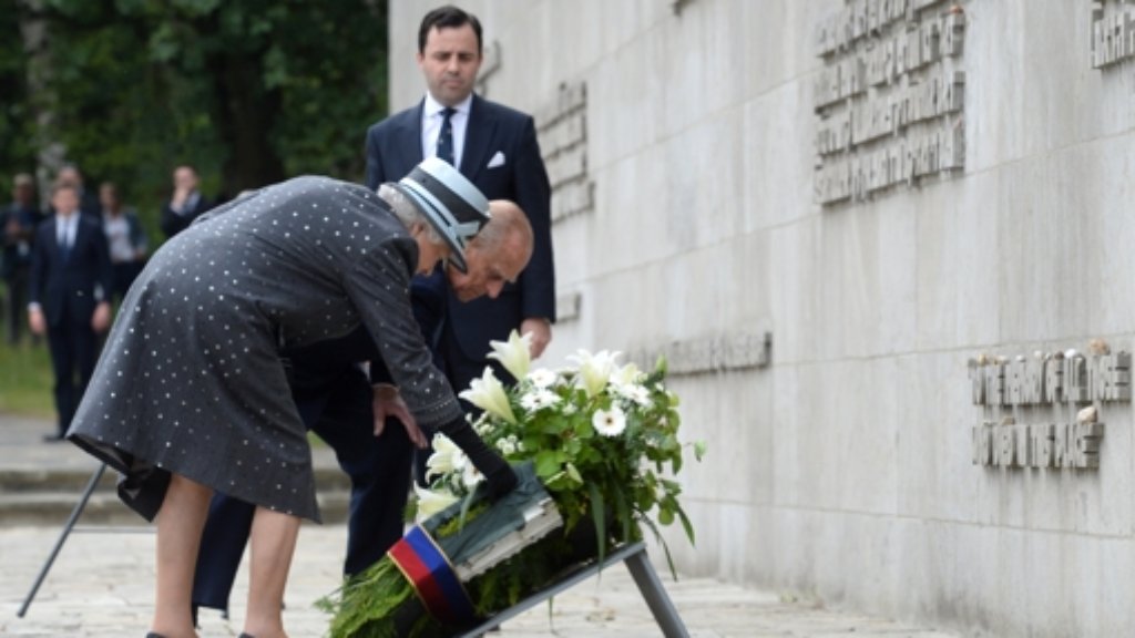 Elizabeth II. in Bergen-Belsen: Die Queen erinnert an dunkles Kapitel