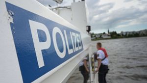 Vorfall bei Bad Cannstatt: Arbeitsschiff blockiert Neckar – Zeugen gesucht