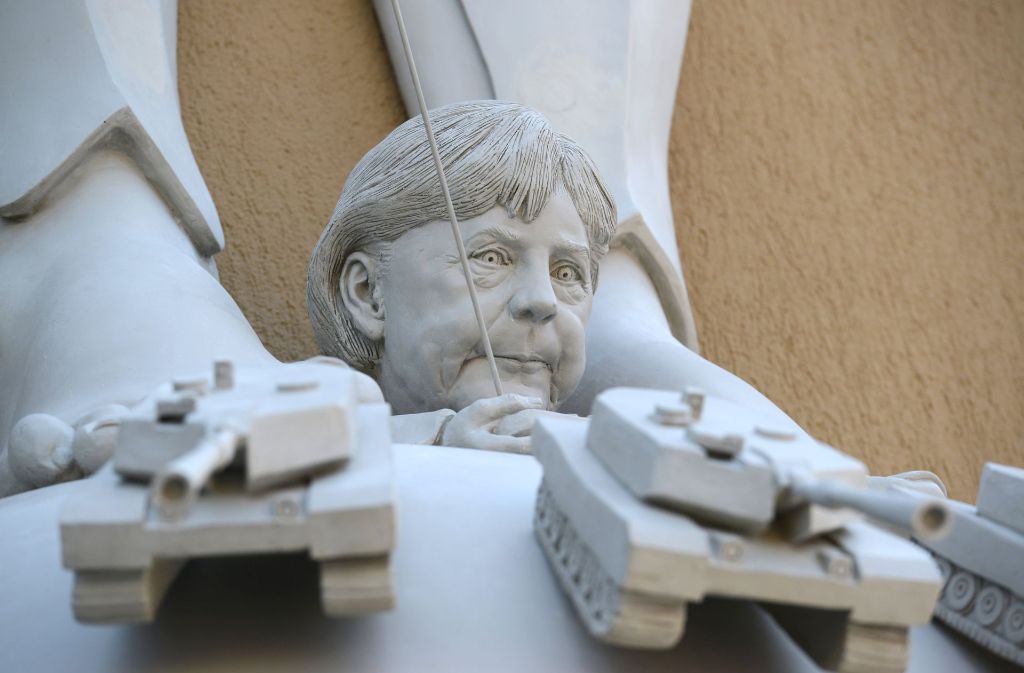 Die Skulptur «Kampf um Europa» in Radolfzell zeigt eine Figur, die mit einer Fernbedienung Panzer dirigiert und der Bundeskanzlerin Angela Merkel (CDU) ähnlich sieht.