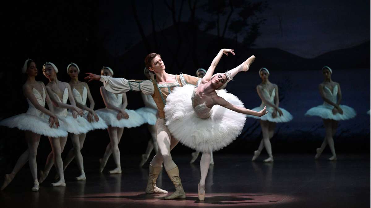 Stuttgarter Ballett tanzt „Schwanensee“: Henrik Erikson gelingt als Prinz der Sprung nach oben