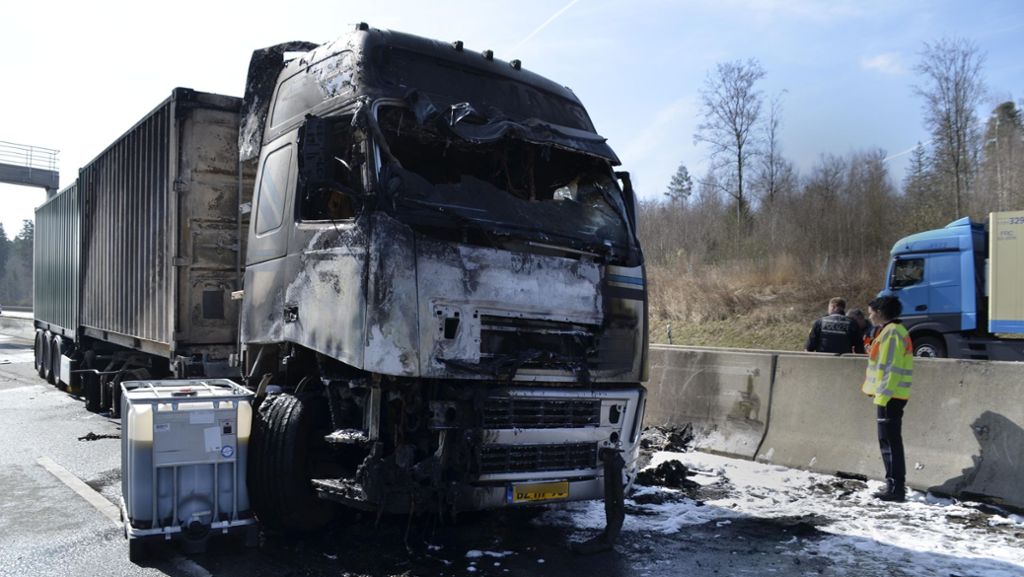 Brennendes Auto auf A8 bei Pforzheim: Stau-Chaos nach Unfall im Berufsverkehr