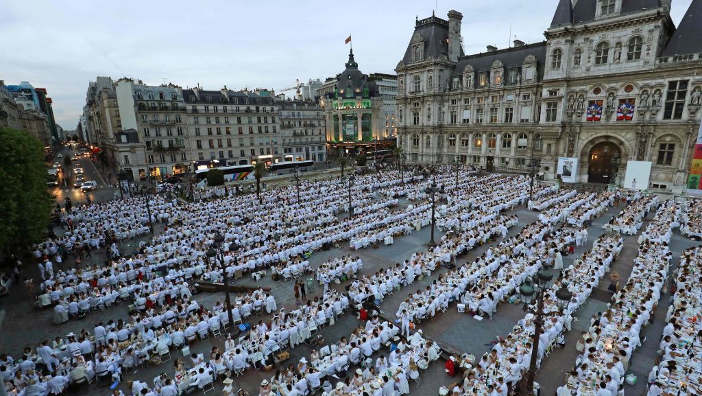 Dîner en Blanc in Paris: 8000 Pariser picknicken vor Rathaus