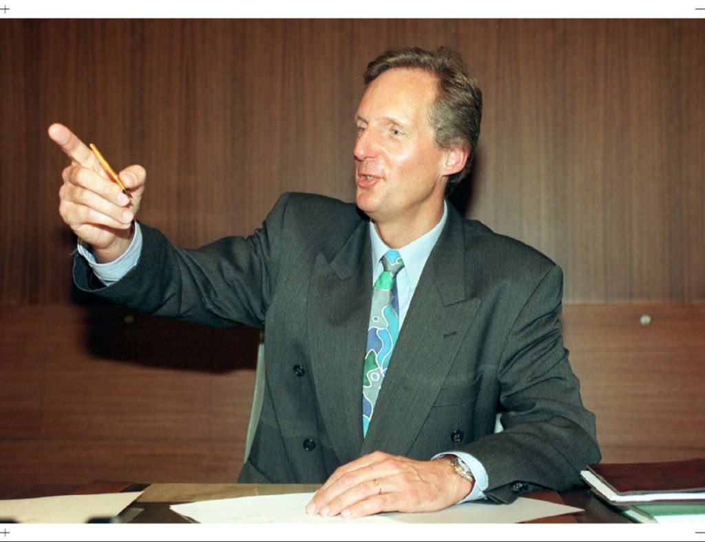 Es ist sein erster Arbeitstag als Oberbürgermeister der Landeshauptstadt: Am 7. Januar 1997 - also vor fast genau 15 Jahren - gibt er von seinem Schreibtisch im Amtszimmer des Stuttgarter Rathauses aus gestikulierend erste Anweisungen.