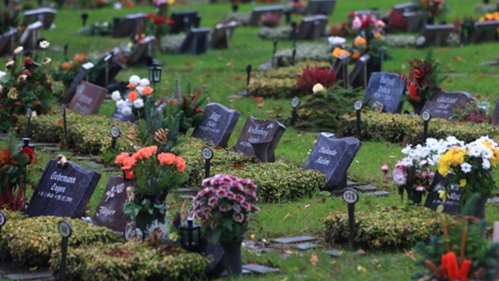 Göppinger Expertin veröffentlicht Buch über Trauerreden: Sie empfiehlt Trost statt Mitleid