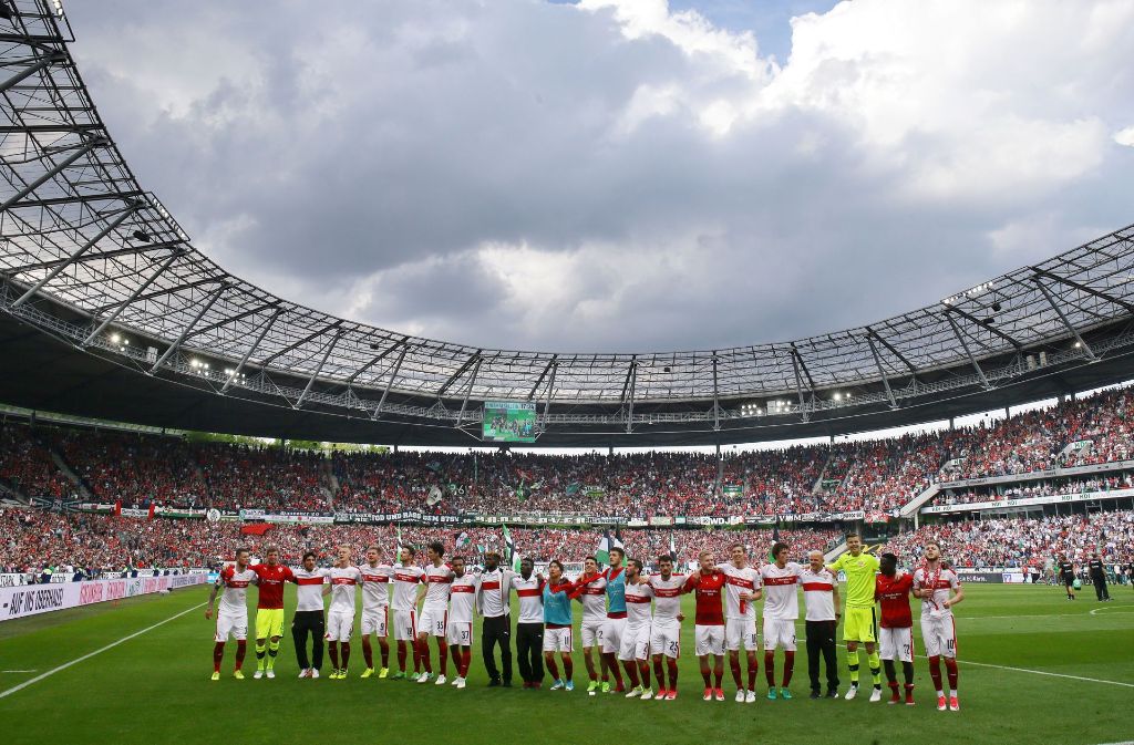 Die VfB-Spieler bedanken sich nach der 0:1-Niederlage in Hannover bei den mitgereisten Fans.