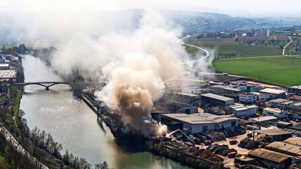 Brand in Remseck am Neckar: Häcksler fängt Feuer: Mülldeponie steht in Flammen