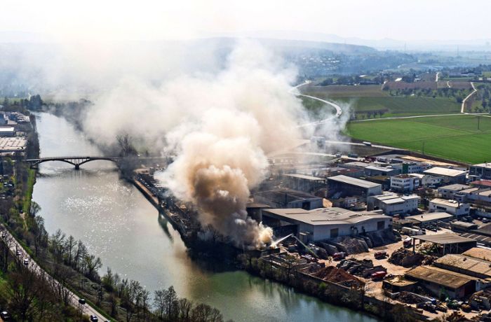 Brand in Remseck am Neckar: Häcksler fängt Feuer: Mülldeponie steht in Flammen