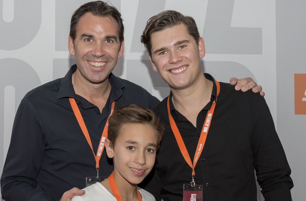 Michael Wilhelmer, der Wirt des VIP-Bereichs, mit seinen Söhnen.