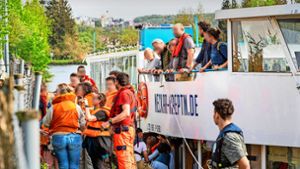 Technischer Defekt während Schillerfahrt: „Neckarperle“ fährt gegen Ufer – Fahrgast kritisiert Zustand des Schiffs