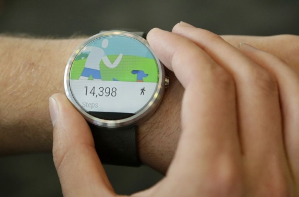 Schritte zählen können die meisten Smartwatches (auf dem Bild eine Moto 360 von Motorola). Smartwatch-Spiele hingegen sollen Fitness mit Spaß verbinden. In der Bilderstrecke zeigen wir ein paar Beispiele für Smartwatch-Games.