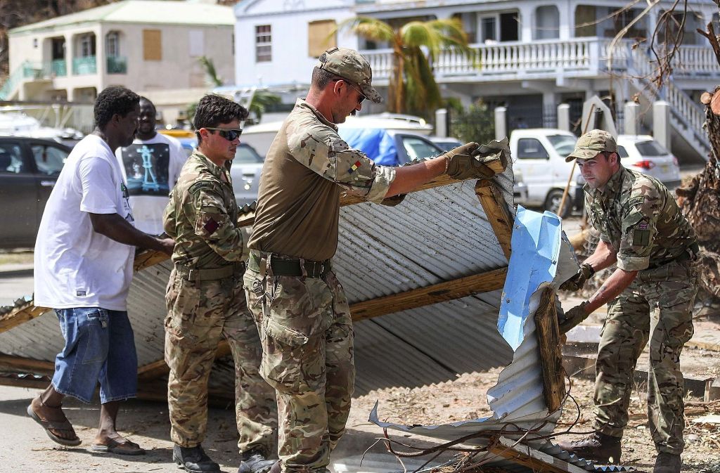 Britische Soldaten unterstützen auf den Jungferninseln Einwohner bei den Aufräumarbeiten.