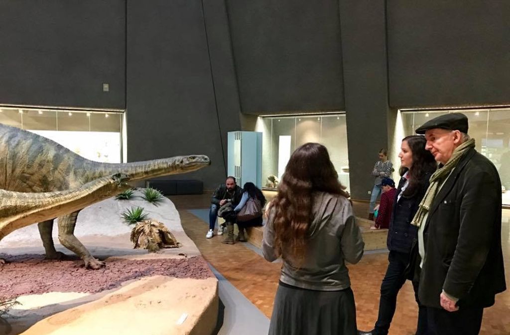 ... aber dafür bekam der Preisträger der Dragon Days am Sonntag eine Führung durchs Lindenmuseum, wo er die Modelle des realen Schwäbischen Lindwurms begutachtete, des Plateosaurus engelhardti.