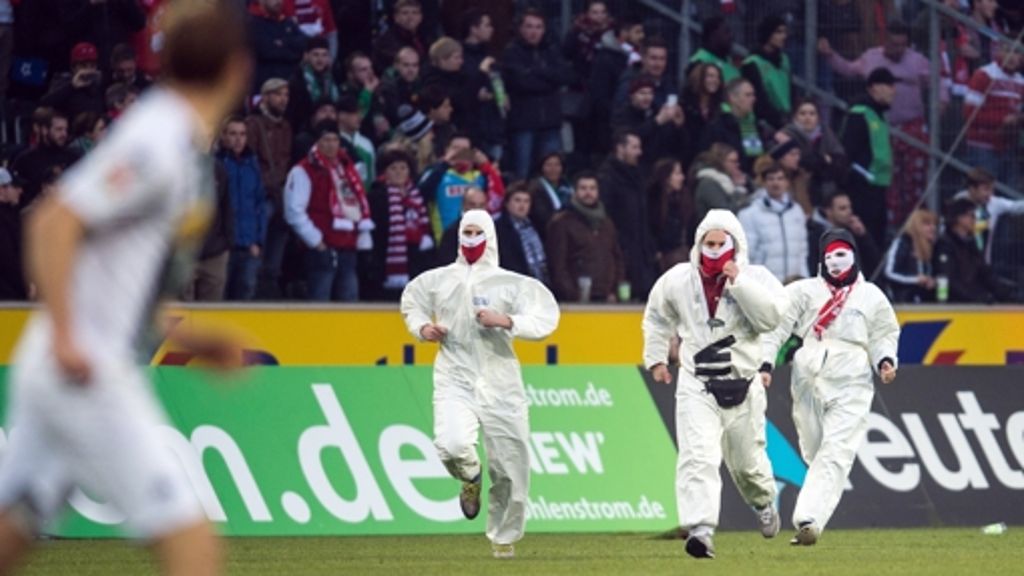 Hooligans stürmen Platz: 1. FC Köln entsetzt und wütend