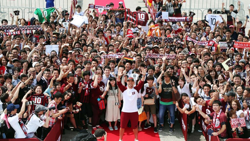 Fußball-Weltmeister in Japan eingetroffen: Podolski in Kobe wie ein Popstar empfangen