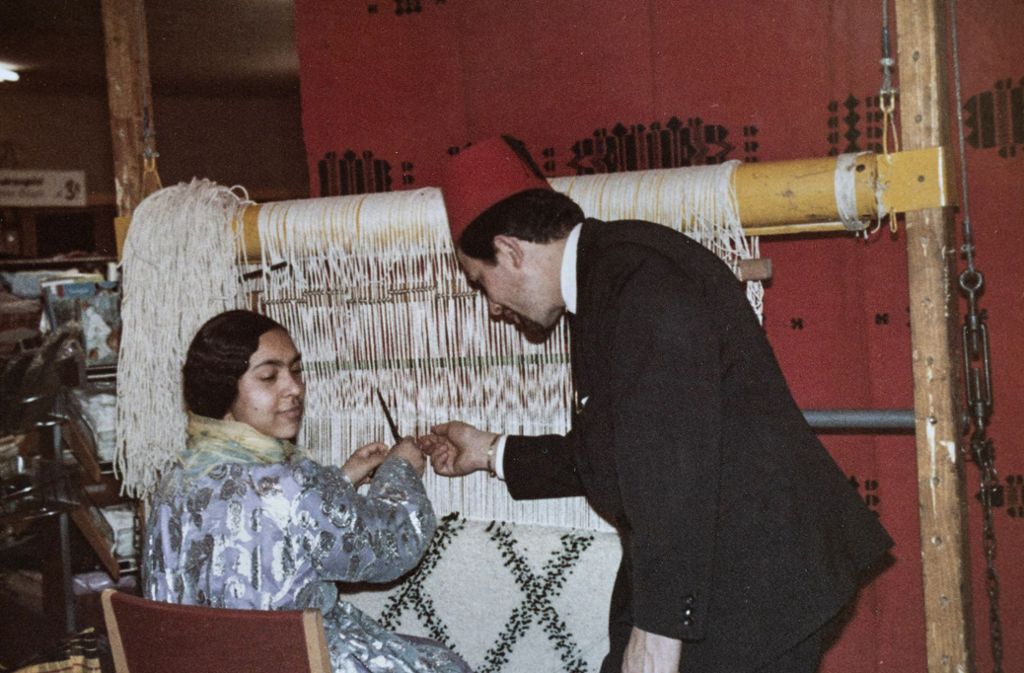 Zu der Hauber-Veranstaltungsreihe Fremde Länder-Schau ist 1968 eigens eine marokkanische Teppichknüpferin nach Nürtingen gekommen.