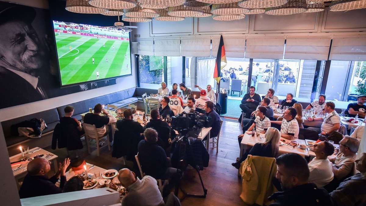 Public Viewing im Cavos: Die Suche nach WM-Stimmung in Stuttgart