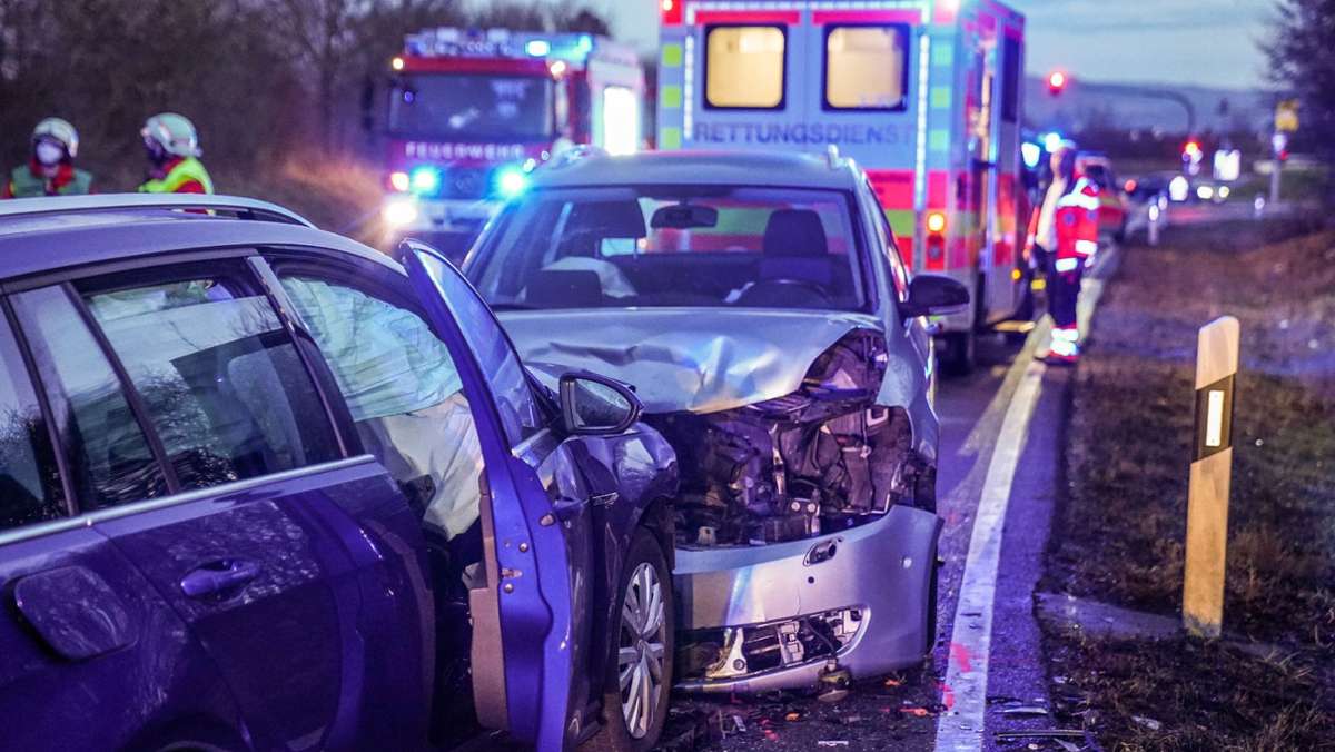 Schwerer Unfall in Ostfildern: Seniorin gerät in Gegenverkehr – Frontalcrash mit zwei Verletzten