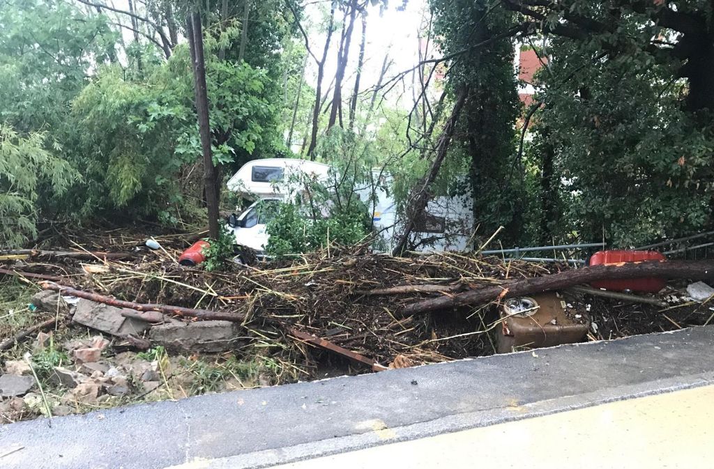 Zahlreiche Straßen in Livorno wurden laut der Feuerwehr innerhalb weniger Stunden überflutet, Autos wurden weggespült.
