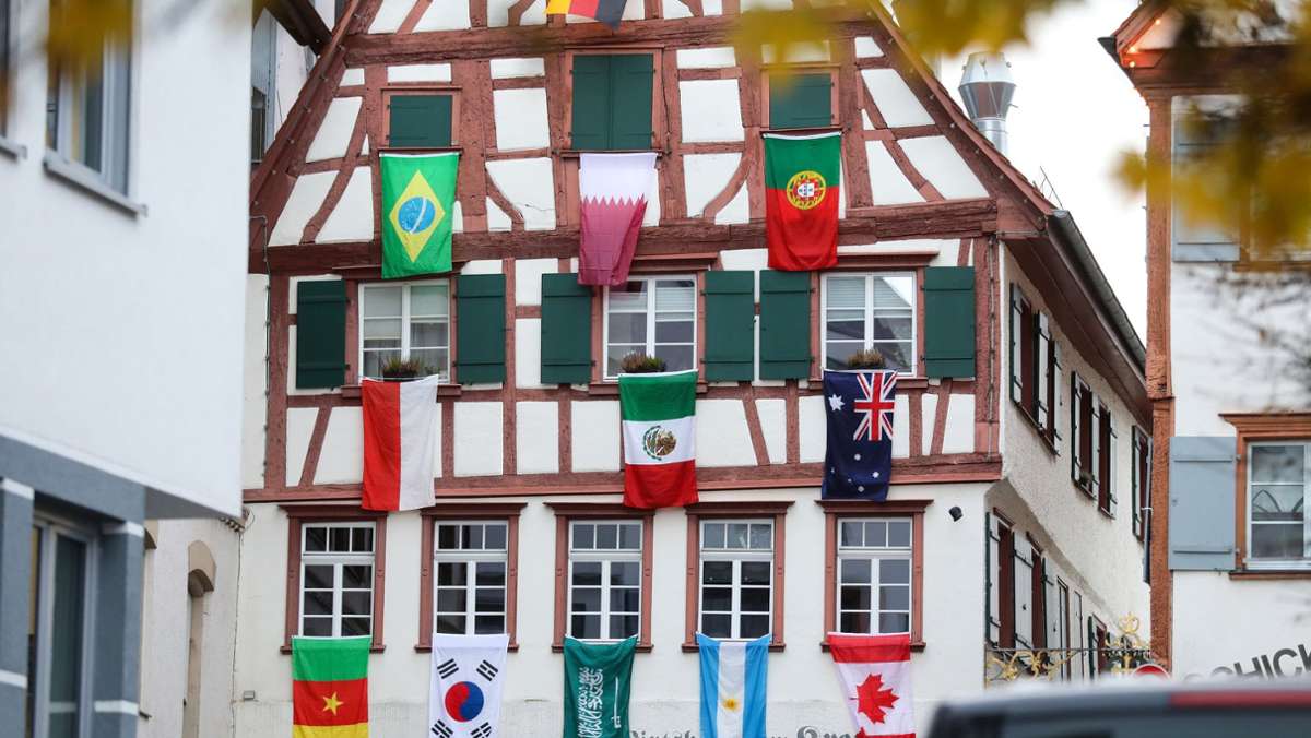 Riedlingen: Wirt schmückt Fachwerkhaus zur WM 2022