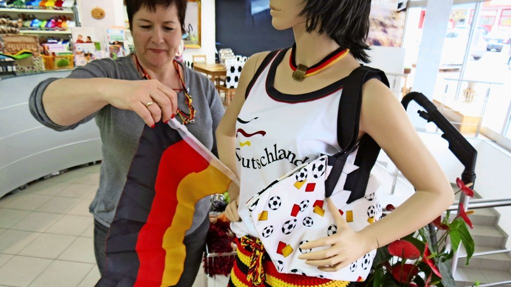 Strickliesel aus Birkach: Heidi Käser strickt sich in Fußball-Stimmung
